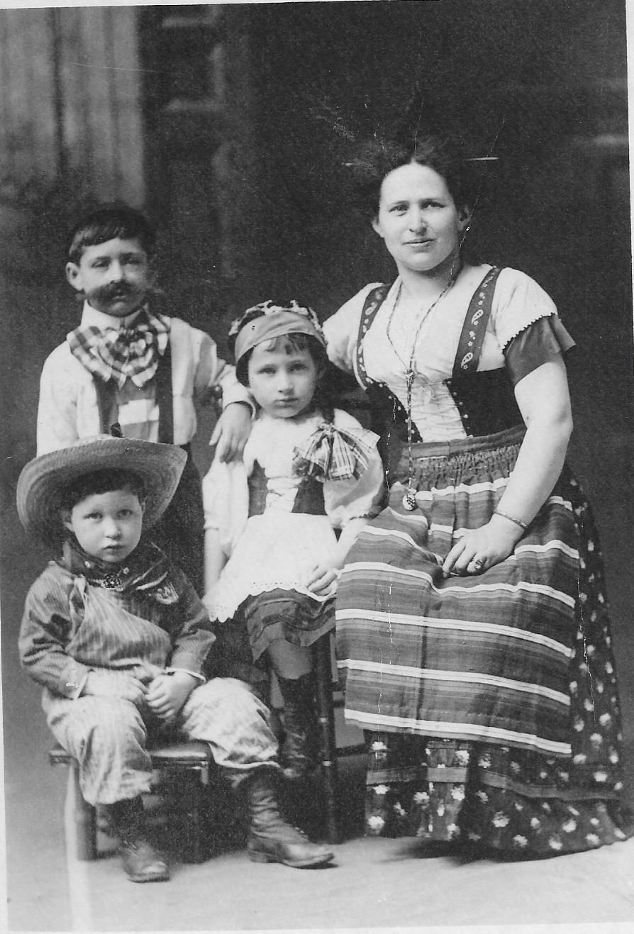 Lina Blattner (geb. Bär) mit ihren Söhnen um 1912. Das Bild entstand vermutlich an Halloween, wobei Lina Blattner die Tracht aus der alten Heimat trägt. (Repro: Marge Congress)