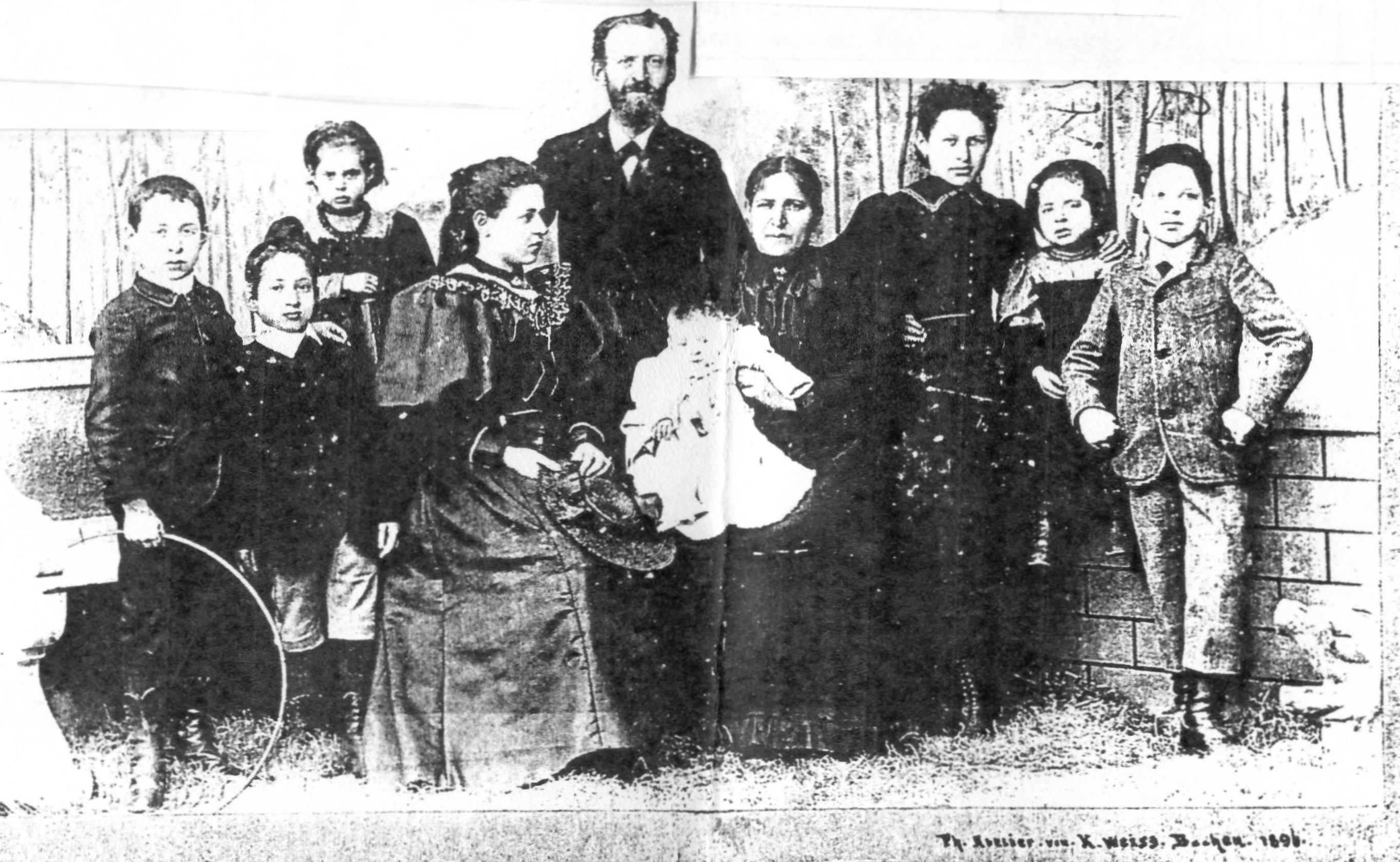 Die Familie Bär im Jahr 1896. Von links nach rechts: Berthold, Sigmund, Martha, Fanny, Leopold, Sophie, Jeanette, Lina, Mathilde und Jakob. (Repro: Henry Baer)