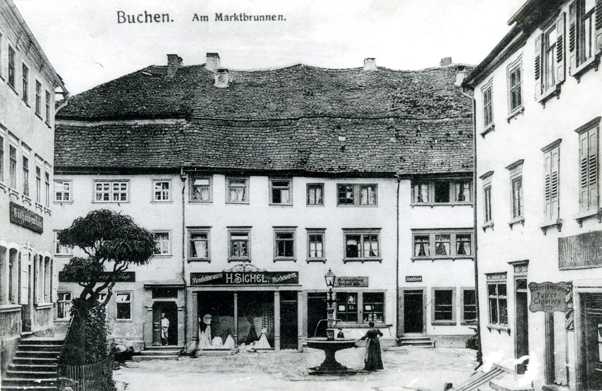 Die Mehlhandlung Leopold Bär in der Markstraße neben dem Geschäft von Hirsch Sichel (links) und dem Metzger Julius Schmitt (rechts) auf einer Postkarte um 1900. (Repro: Stadtarchiv Buchen)