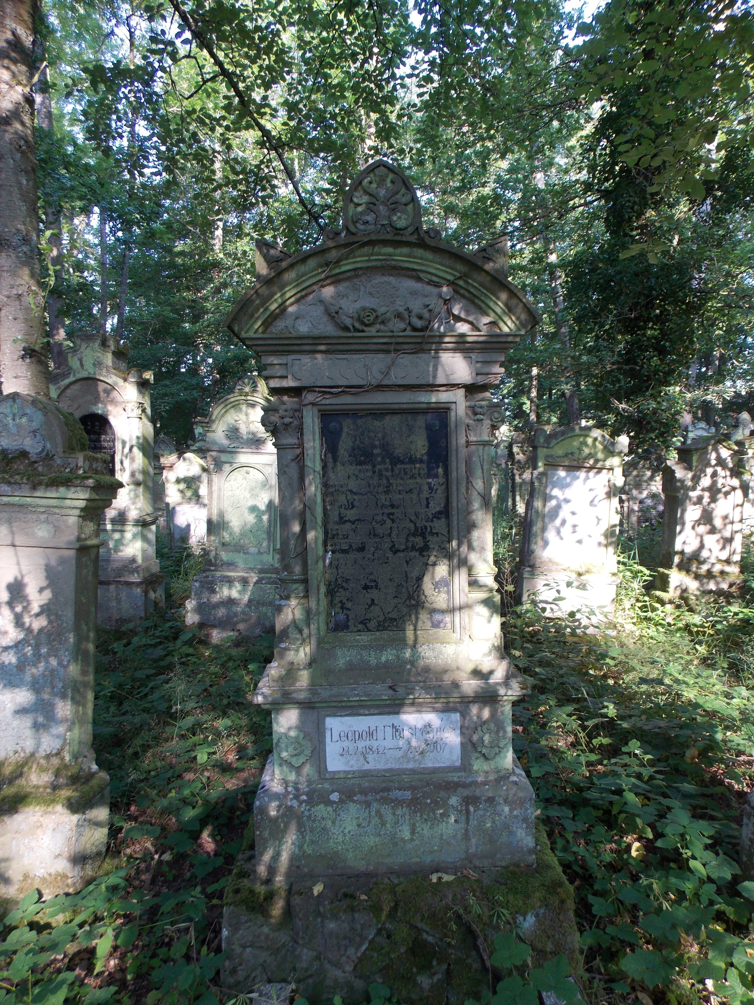 Grabstein von Leopold Flörsheimer; Quelle: Stadtarchiv Buchen Grabstein von Leopold Flörsheimer; Quelle: Stadtarchiv Buchen