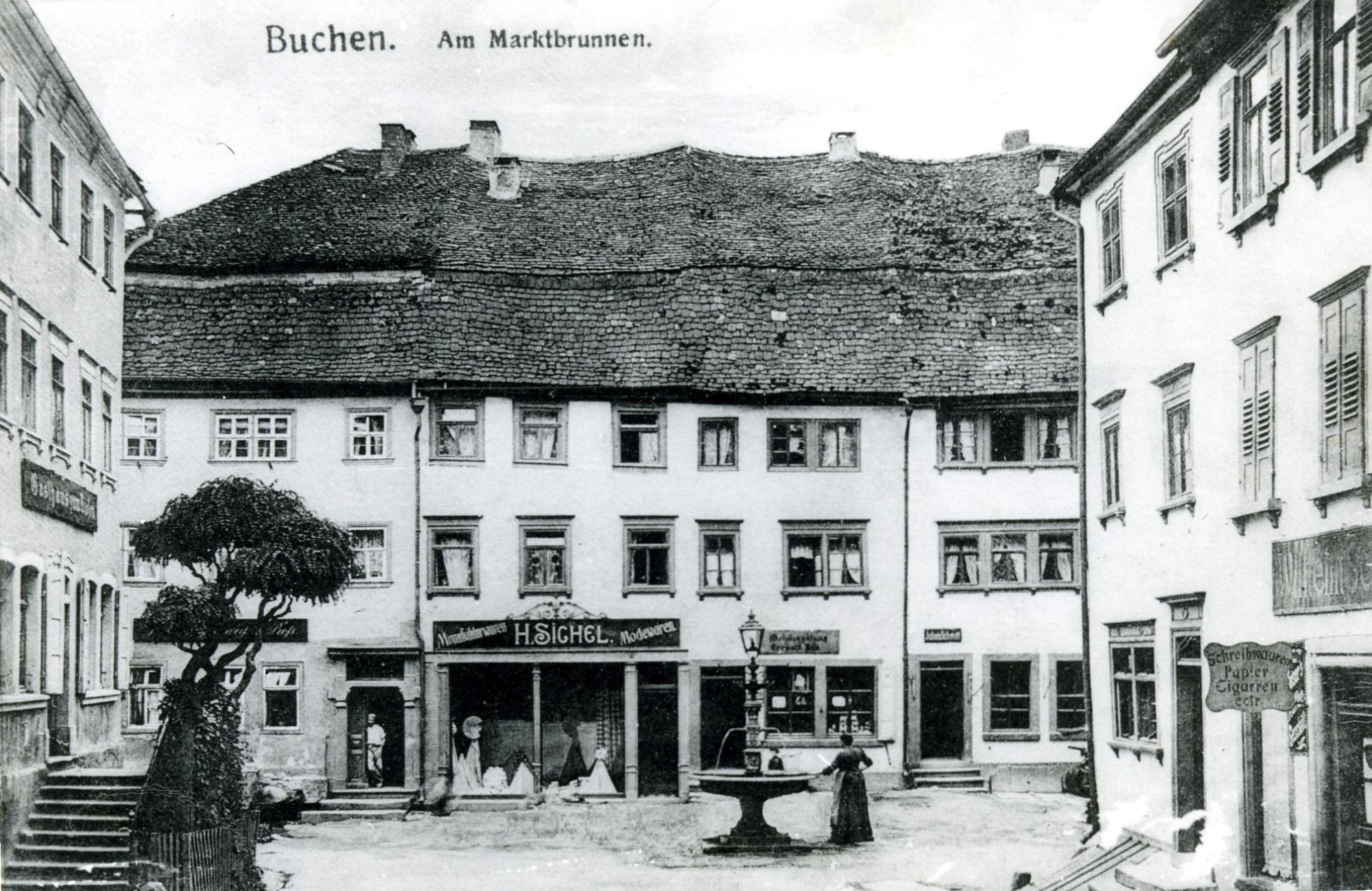 Die Mehlhandlung Leopold Bär in der Markstraße neben dem Geschäft von Hirsch Sichel (links) und dem Metzger Julius Schmitt (rechts) auf einer Postkarte um 1900. (Repro: Stadtarchiv Buchen)